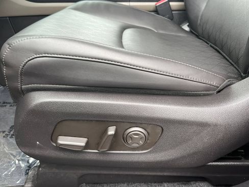 Used 2026 Kia Carnival FWD image 23