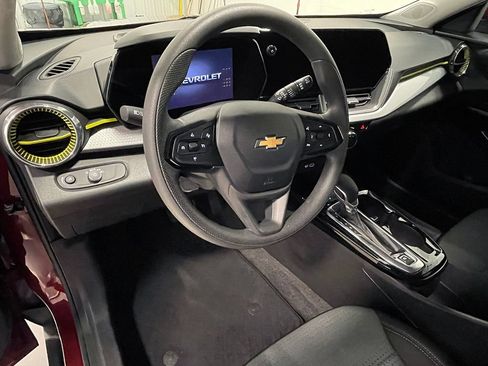 Used 2025 Chevrolet Trax LT FWD image 19