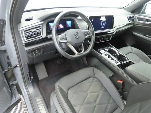 Certified 2024 Volkswagen Atlas Cross Sport SE image 9