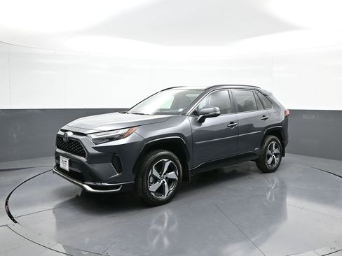 New 2025 Toyota RAV4 SE image 10