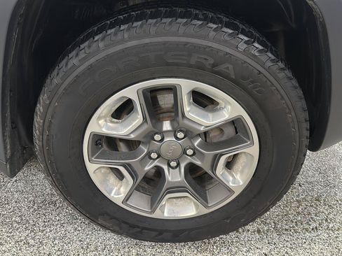 Used 2019 Jeep Cherokee Trailhawk w/ Cold Weather Group AWD/4WD image 10