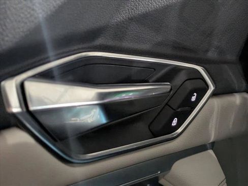 Used 2024 Audi Q8 e-tron Premium Plus w/ Premium Plus Package image 19