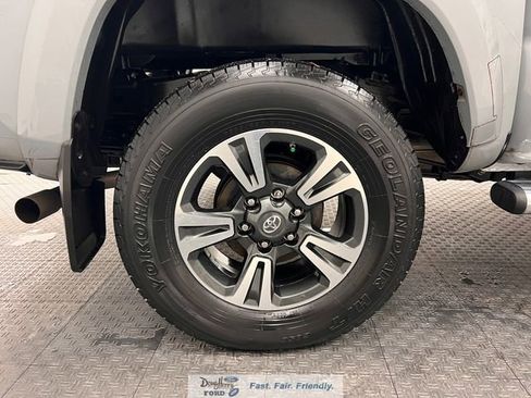 Used 2019 Toyota Tacoma TRD Sport w/ Technology Package AWD/4WD image 15