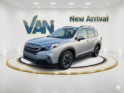 Used 2025 Subaru Forester Premium AWD/4WD image 1