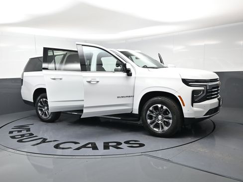 Used 2025 Chevrolet Suburban LT w/ Comfort Package AWD/4WD image 23