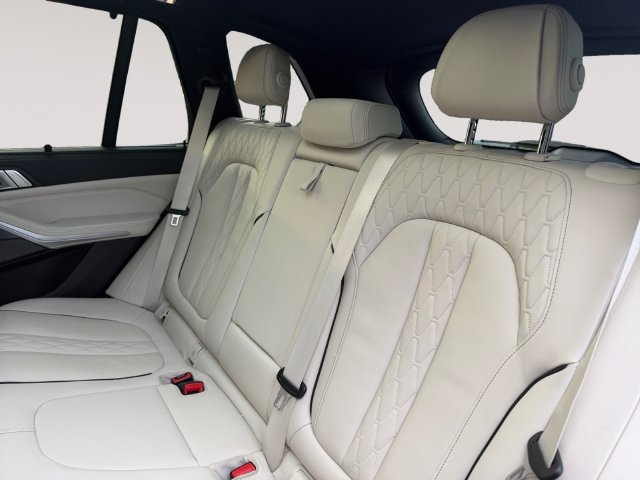 Used 2021 BMW X5 xDrive40i w/ M Sport Package AWD/4WD image 13
