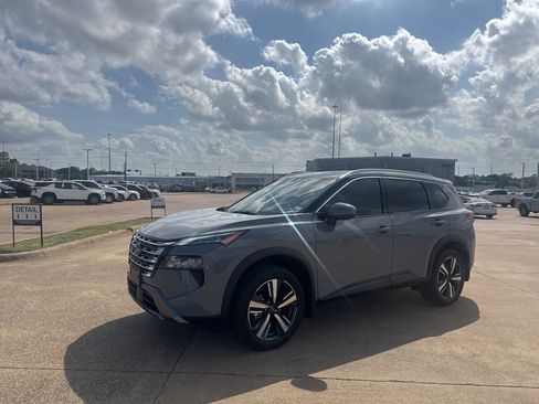 Certified 2025 Nissan Rogue SL w/ SL Premium Package image 9