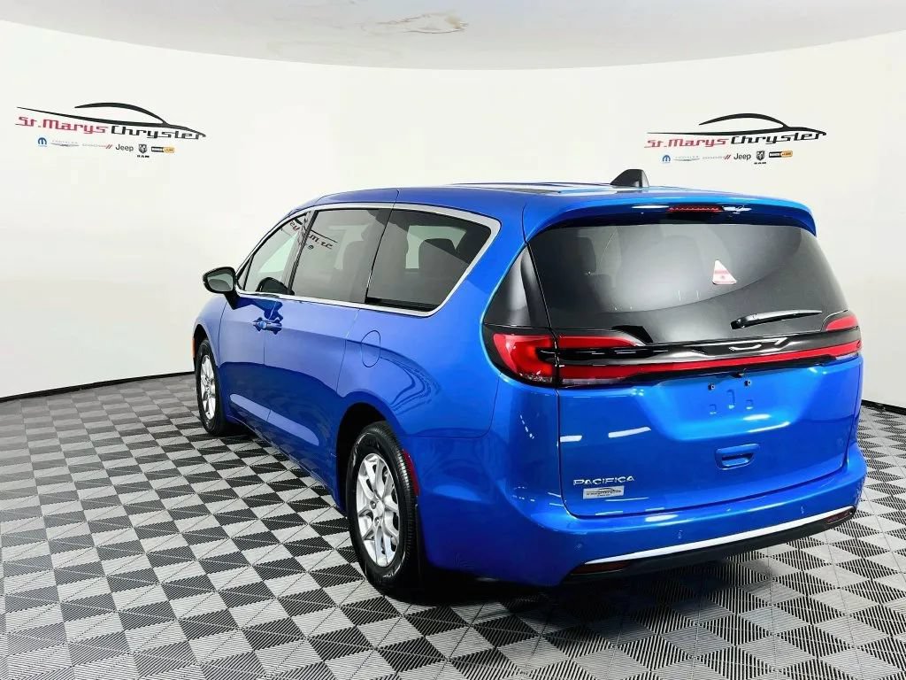 New 2027 Chrysler Pacifica Select FWD image 6