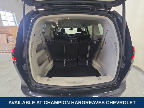 Used 2023 Chrysler Pacifica Touring-L FWD image 34