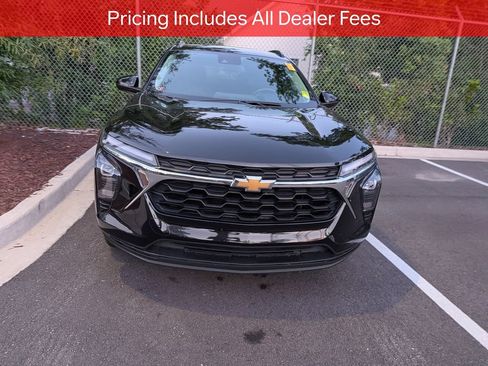 Used 2024 Chevrolet Trax LT w/ Driver Confidence Package FWD image 2