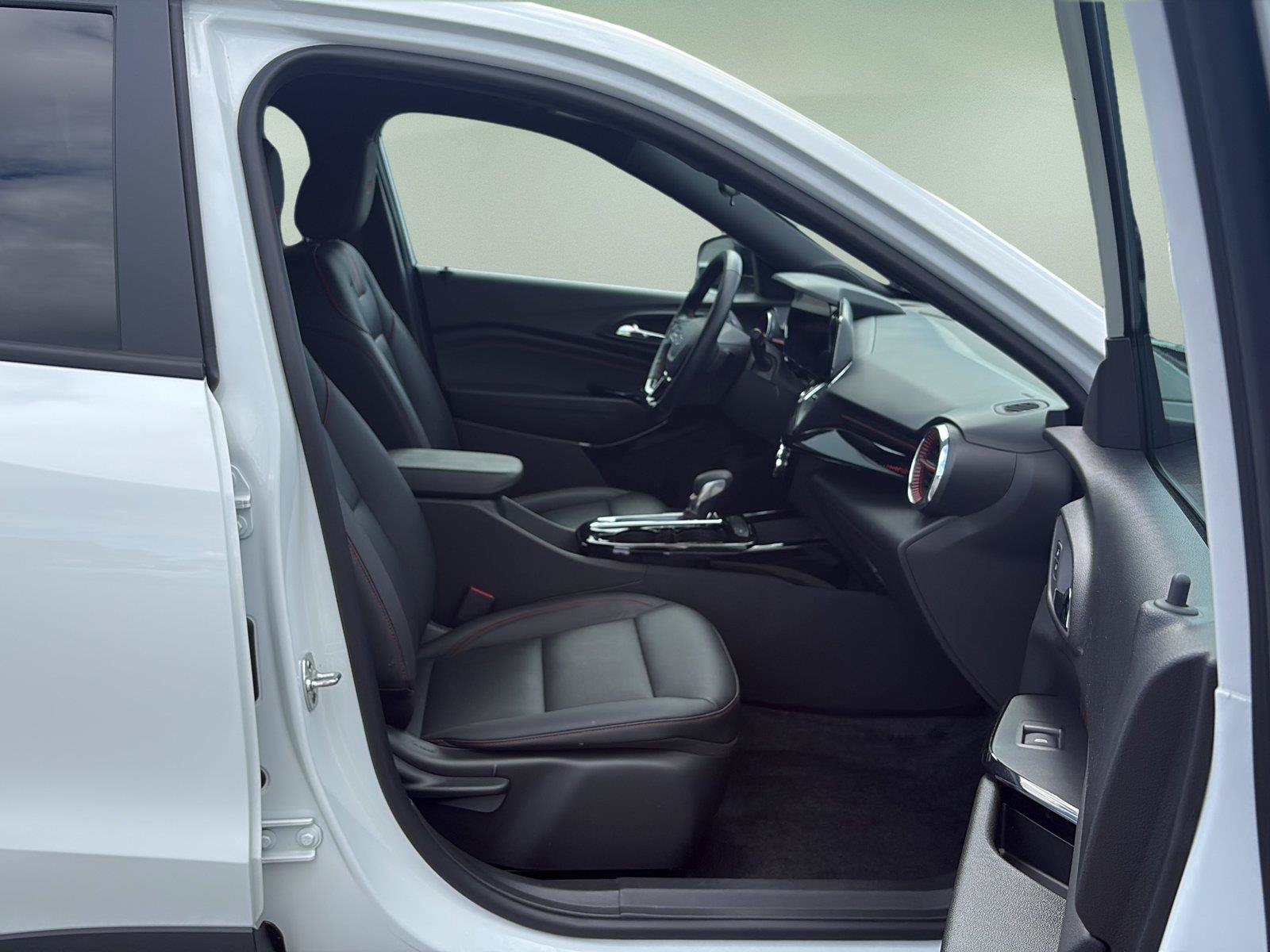 Used 2025 Chevrolet Trax RS FWD image 13