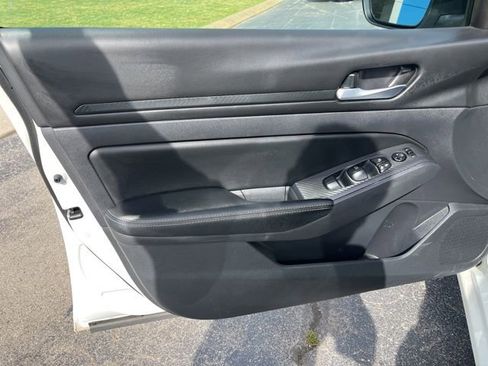 Used 2025 Nissan Altima 2.5 SV FWD image 18