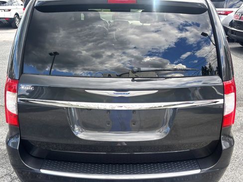 Used 2012 Chrysler Town & Country Touring-L w/ Entertainment Group #2 FWD image 32