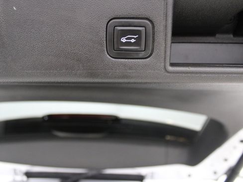 Used 2022 GMC Terrain SLE w/ Driver Convenience Package image 9