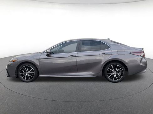Used 2023 Toyota Camry SE FWD image 3
