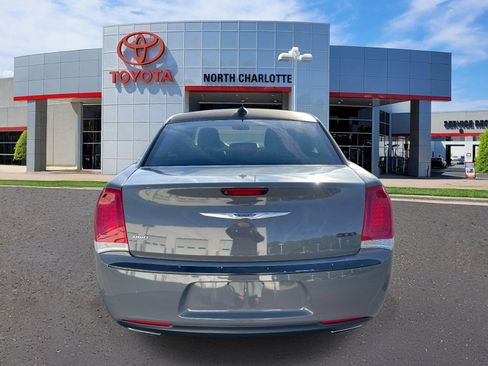 Used 2018 Chrysler 300 Touring w/ Driver Convenience Group image 7