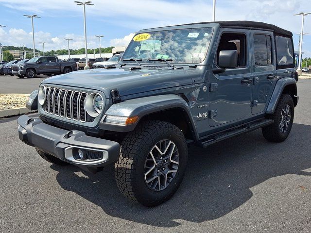 Used 2024 Jeep Wrangler Unlimited Sahara w/ Technology Group AWD/4WD image 3