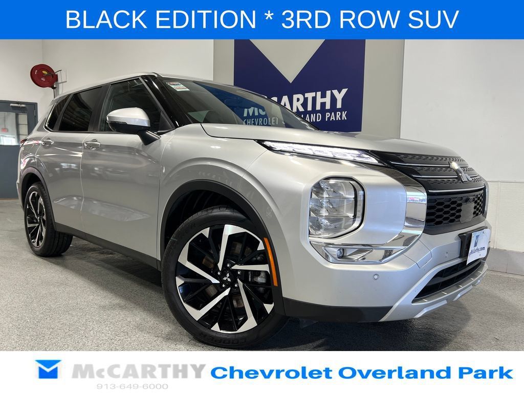 Used 2023 Mitsubishi Outlander SE Black Edition FWD image 1