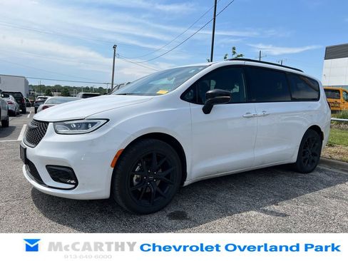 Used 2024 Chrysler Pacifica Touring-L w/ S Appearance Package FWD image 1