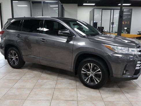Used 2017 Toyota Highlander Plus AWD/4WD image 7