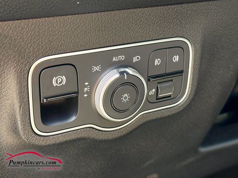 Used 2022 Mercedes-Benz GLB 250 4MATIC image 28