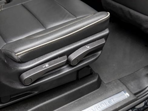 Used 2024 Chevrolet Suburban Premier image 38