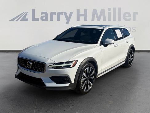 Used 2025 Volvo V60 B5 Cross Country Ultra AWD/4WD image 1