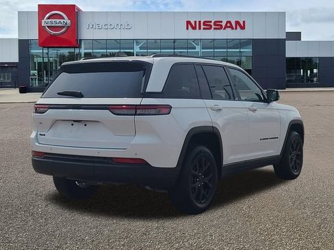 Used 2025 Jeep Grand Cherokee Altitude AWD/4WD image 7