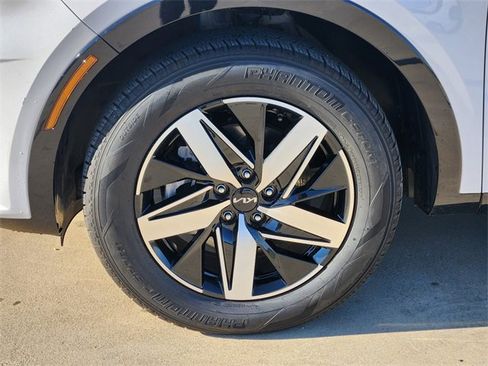 Used 2023 Kia Sorento S image 12