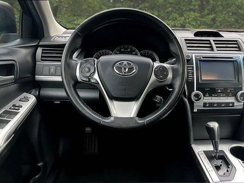 Used 2014 Toyota Camry SE w/ Moonroof Package FWD image 8