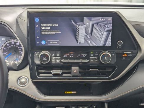 Used 2023 Toyota Highlander Bronze Edition image 12