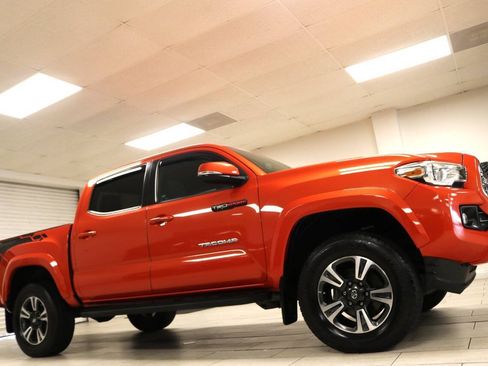 Used 2017 Toyota Tacoma TRD Sport w/ Premium & Technology Package AWD/4WD image 12
