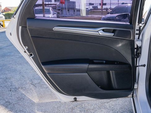 Used 2017 Ford Fusion SE w/ Fusion SE Technology Package image 11