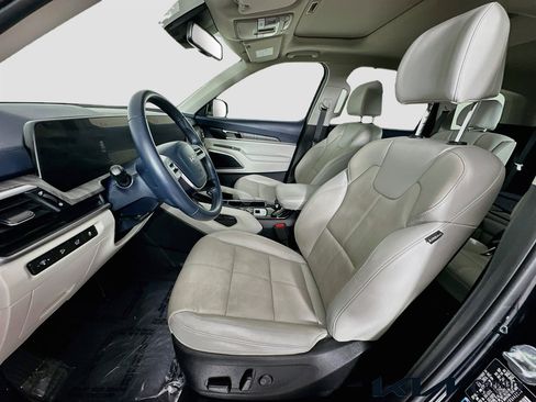Used 2024 Kia Telluride EX w/ EX Captain's Chair Package image 20