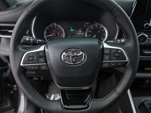 Used 2023 Toyota Highlander XSE image 12