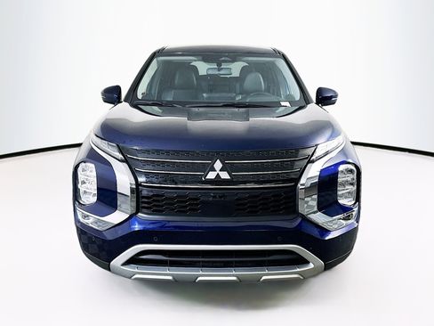 Used 2024 Mitsubishi Outlander SE image 2