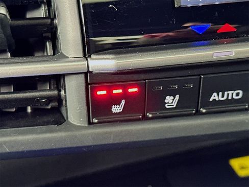 Used 2025 Toyota Sienna Limited image 21