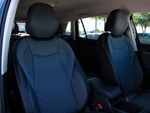 Certified 2025 Volkswagen Tiguan SE FWD image 28