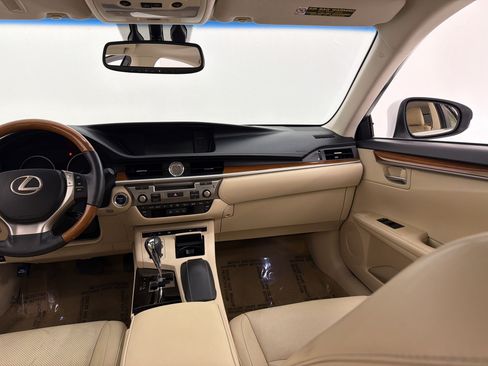 Used 2015 Lexus ES 300h w/ Navigation System Package FWD image 32
