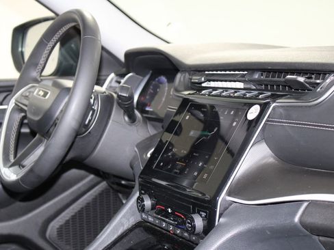 Used 2023 Jeep Grand Cherokee L Laredo image 27