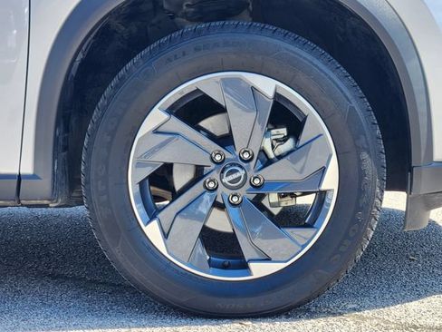 Used 2025 Nissan Rogue SV FWD image 11