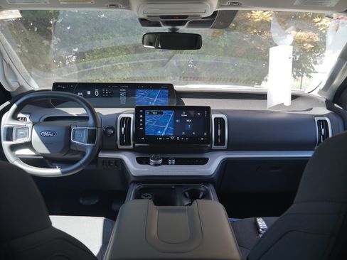 Certified 2025 Ford Expedition Active AWD/4WD image 9