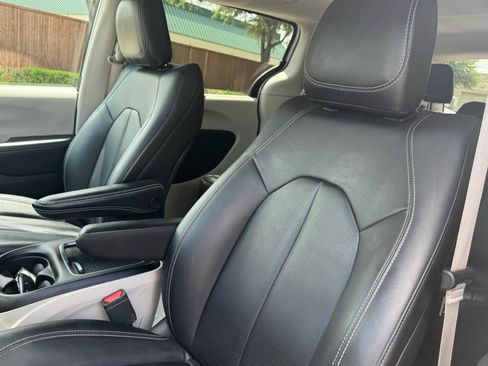 Used 2024 Chrysler Pacifica Touring-L FWD image 25