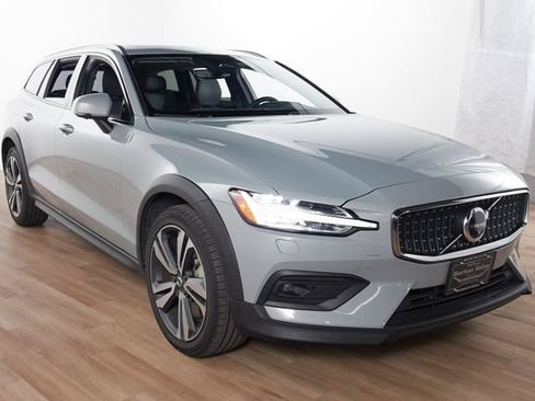 Certified 2025 Volvo V60 B5 Cross Country Plus AWD/4WD image 3