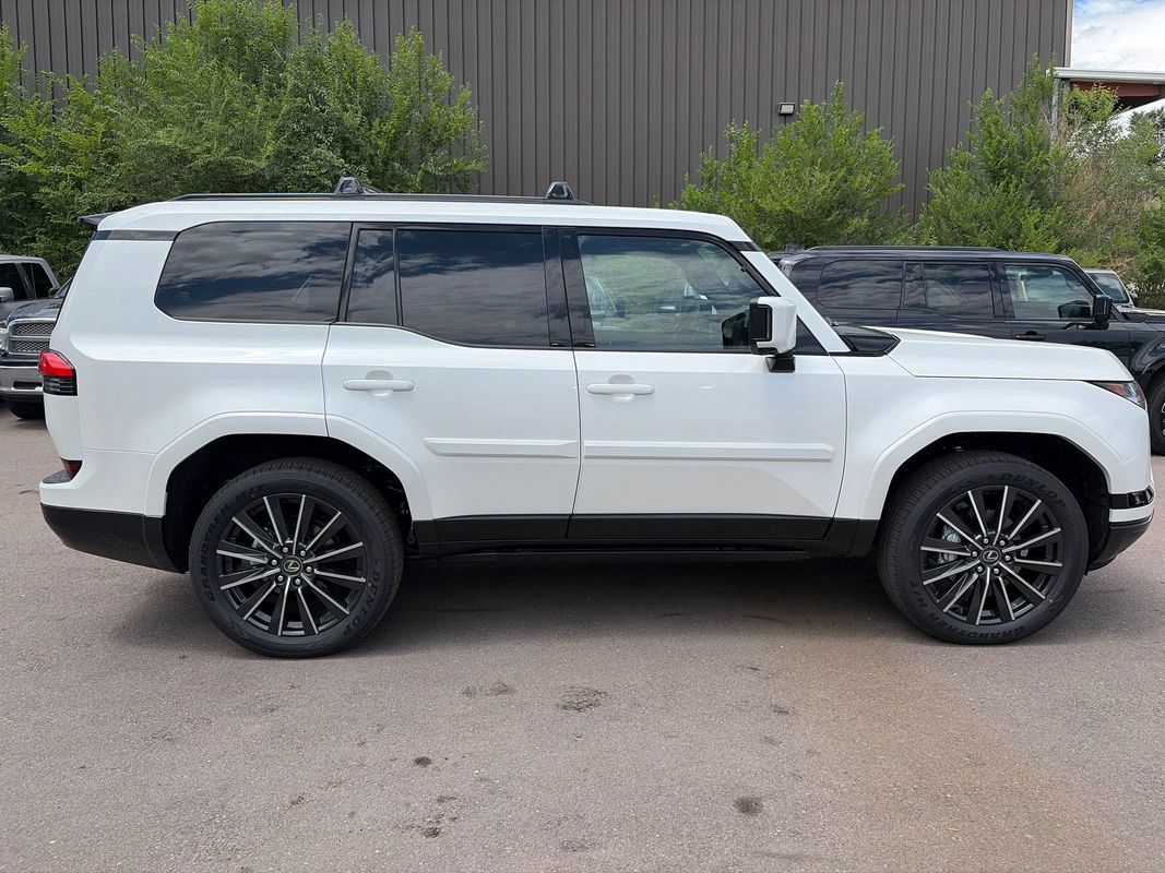 Used 2026 Lexus GX 550 w/ Accessory Package (2T) AWD/4WD image 8
