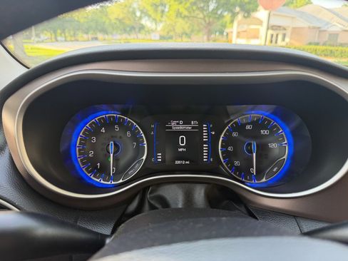 Used 2021 Chrysler Voyager L image 17