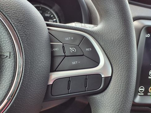 Used 2023 Jeep Renegade Latitude AWD/4WD image 18