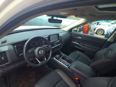 Used 2023 Nissan Pathfinder SL AWD/4WD image 2