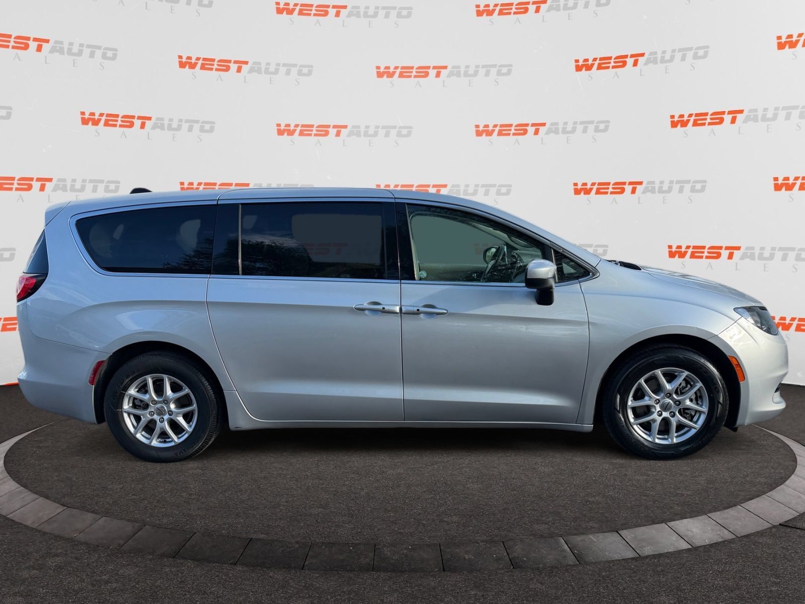 Used 2023 Chrysler Voyager LX FWD image 6