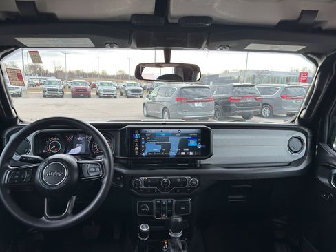 Used 2025 Jeep Gladiator Sport image 29